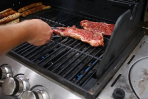 Steaks auf Gasgrill